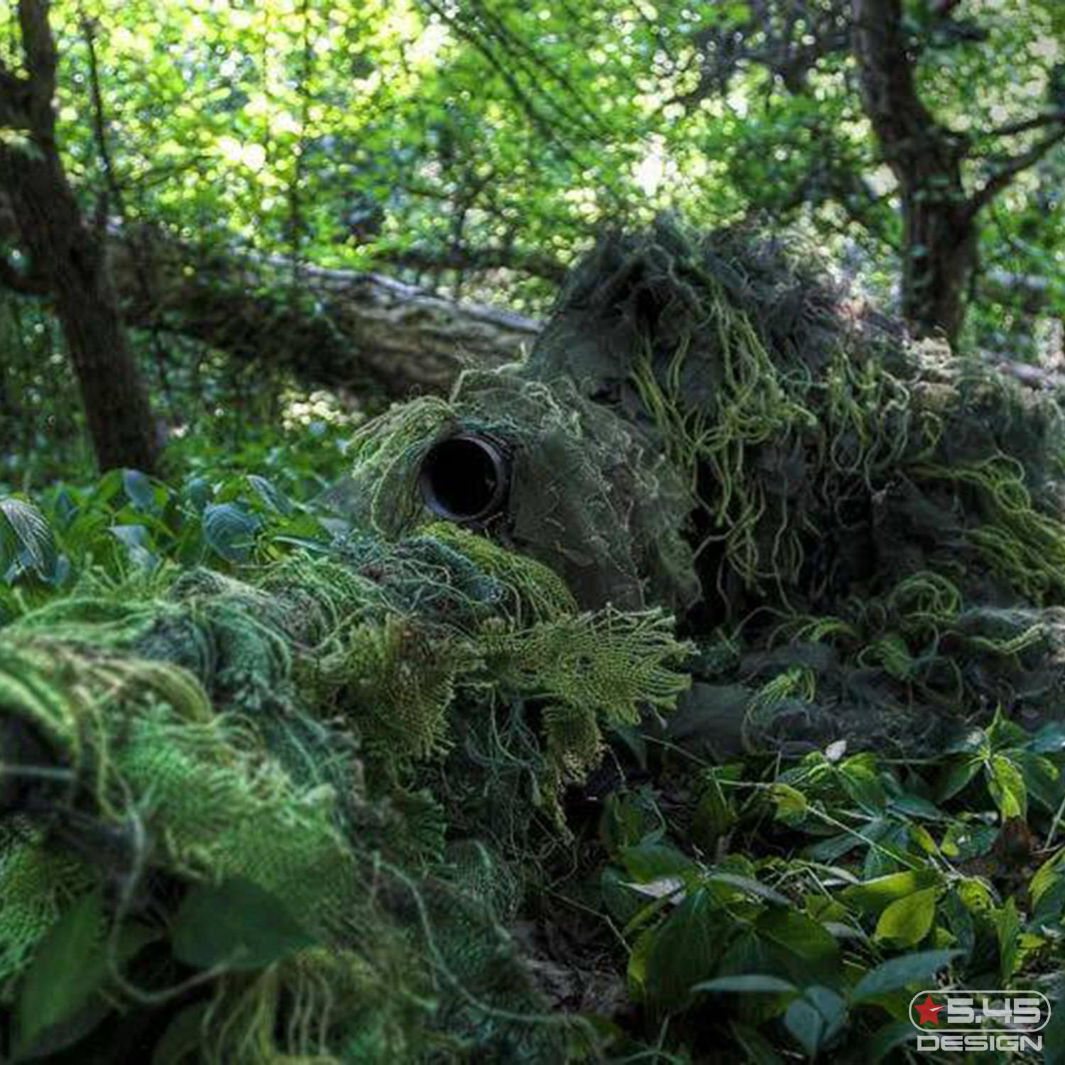 Замаскированный. Снайперский камуфляж Гилли. Маскировка Гилли снайпера. Снайпер в камуфляже. Маскировка снайпера в лесу.